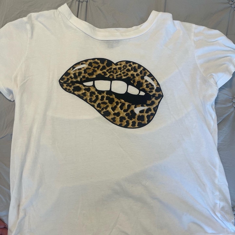 DRY GOODS | White shirt with leopard lips